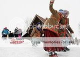Criançada brinca na neve durante a maslenisa em Suzdal